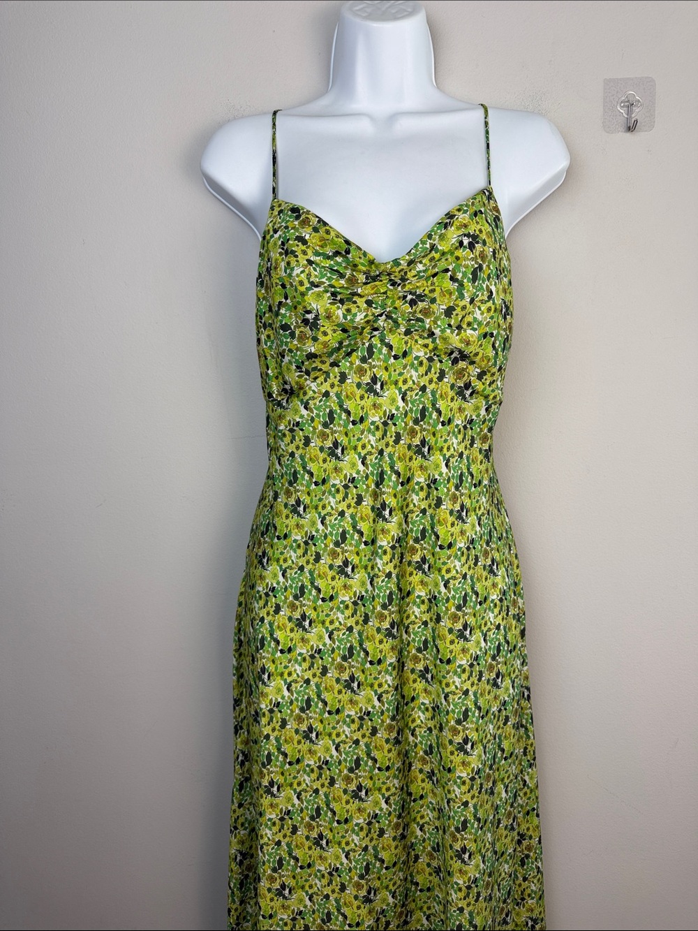 Favorite Daughter The Envy Slip Dress Lg Midi
Relaxed Fit Slinky Green Floral - Picture 4 of 16